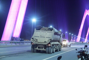 Cần xử nghiêm phương tiện chở vật liệu vương vãi trên cầu Nhật Tân