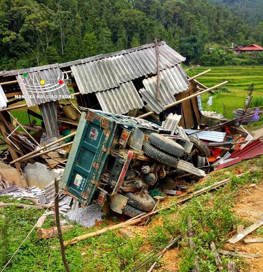 Lạng Sơn: Xe tải mất lái tông sập nhà dân