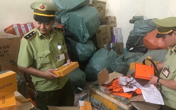 Lạng Sơn: Xe khách chở gần 9.000 sản phẩm nhập lậu