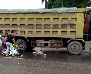 Hà Nội: Va chạm với xe tải, một phụ nữ tử vong