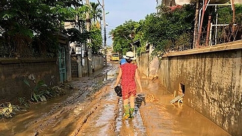 Phú Thọ: Người dân "đánh vật" với bùn sau khi nước lũ rút