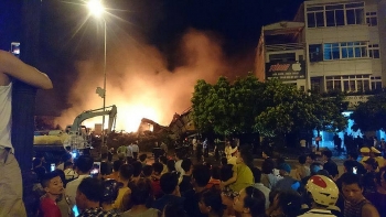 Hưng Yên: Cháy công ty nhựa rồi lan sang chợ Gạo