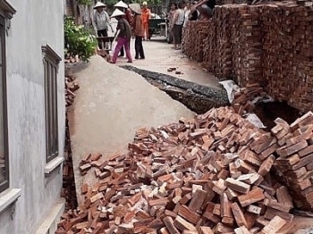 Ngôi nhà 2 tầng ở Hà Nội bất ngờ sụt lún sâu 4m