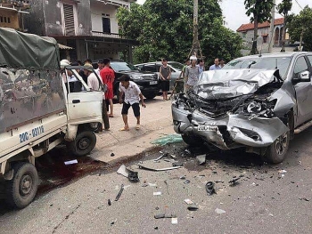 Thái Nguyên: 2 ôtô tông trực diện, một người tử vong