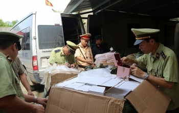 Lạng Sơn: 3 xe khách tháo hết ghế chở hàng lậu