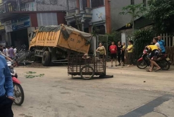 Phú Thọ: Va chạm với xe tải, hai vợ chồng bị thương nặng