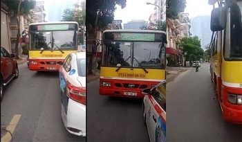 Video: Xe buýt lấn hết đường quyết đòi taxi phải nhường