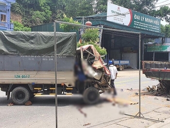 Phú Thọ: Tông đuôi xe tải, 3 người trong một gia đình thương vong