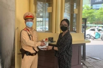 Cảnh sát giao thông Hà Nội trả lại số tiền lớn cho người đánh rơi