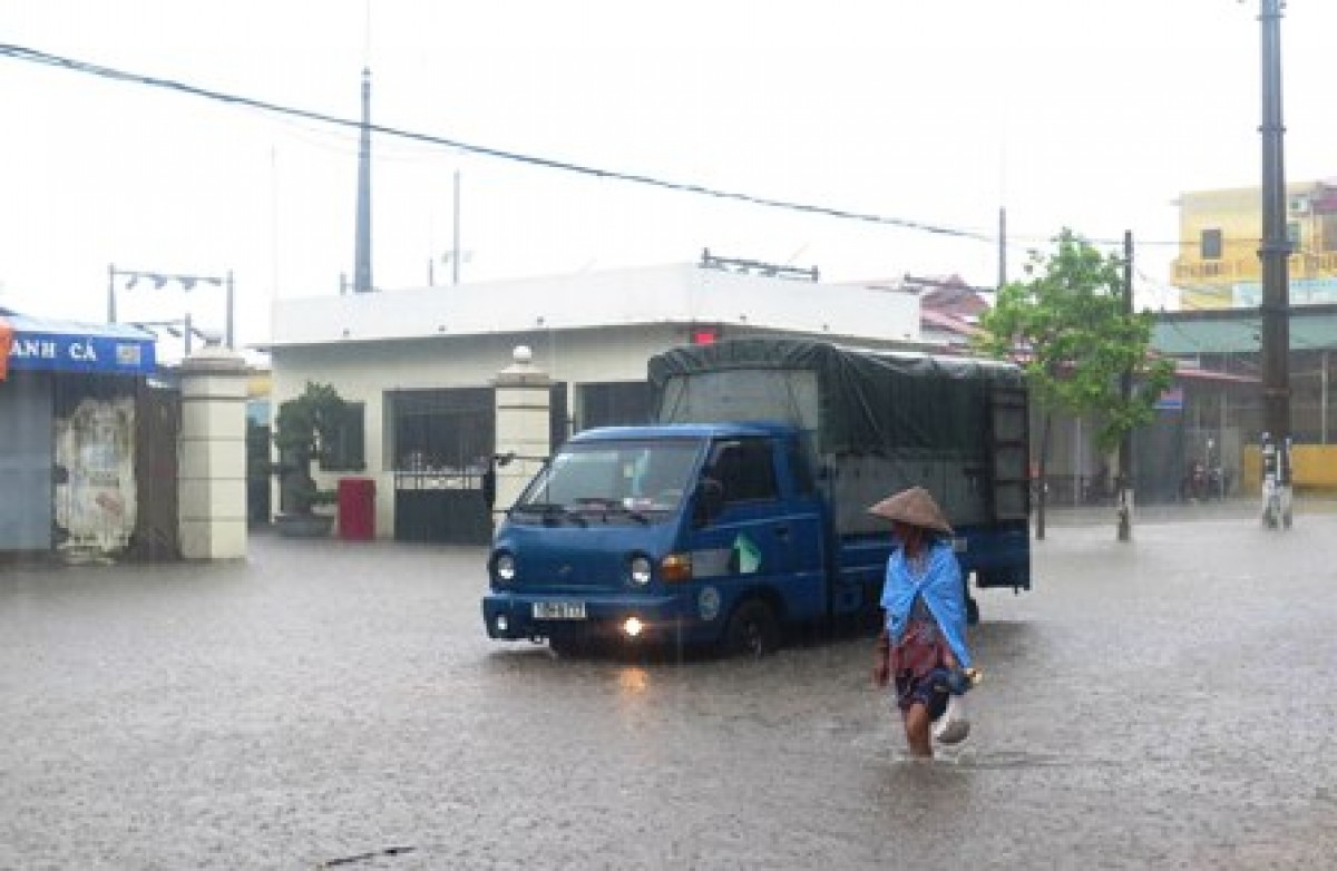 Thái Bình, Nam Định: Đường thành sông sau mưa lớn