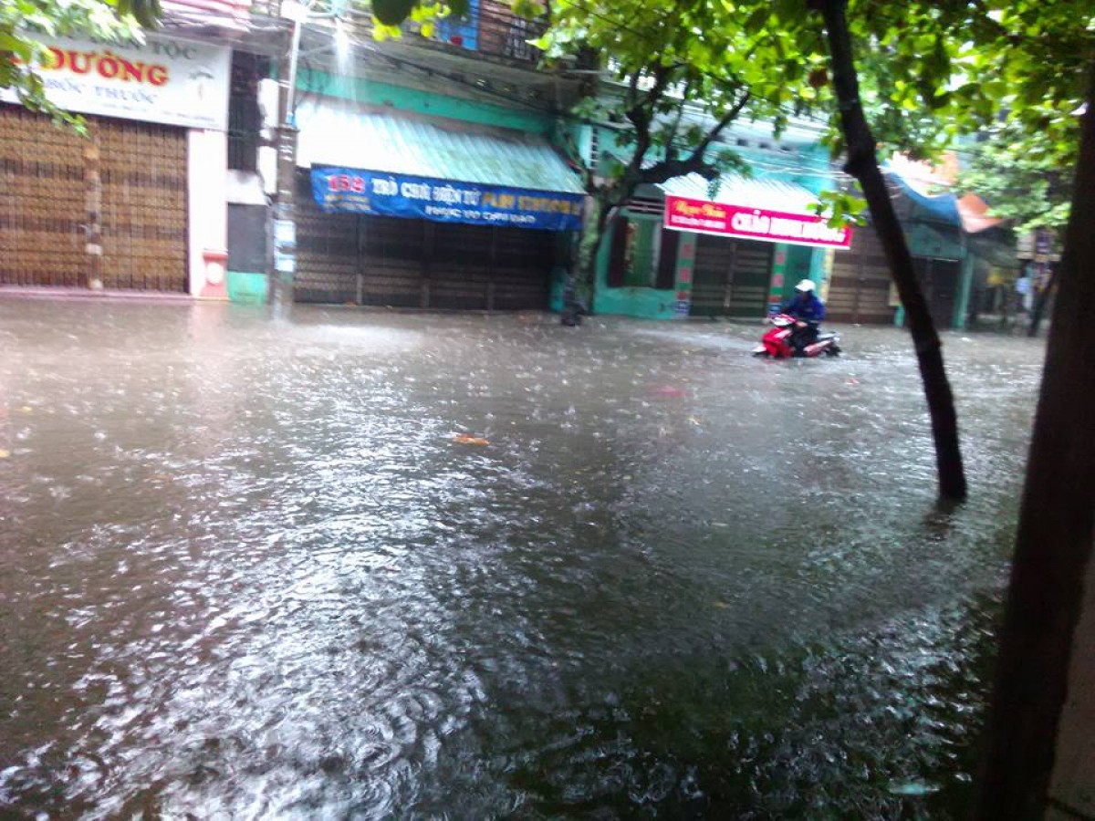 Thái Bình, Nam Định: Đường thành sông sau mưa lớn