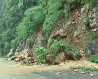 Lạng Sơn: Quốc lộ 4B sạt lở do mưa lớn