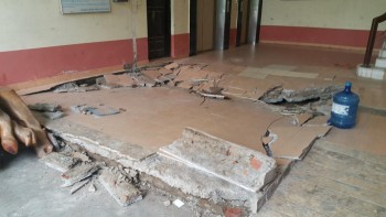 Hà Nội: Sàn nhà chung cư đột nhiên vỡ vụn