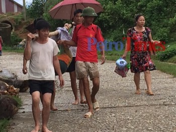Phú Thọ: Công an xã vượt lũ đưa sản phụ đi cấp cứu