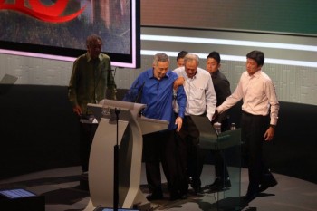 Thủ tướng Singapore quỵ xuống khi phát biểu trực tiếp
