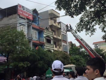 Hà Nội: Cháy nhà 5 tầng, nhiều người hoảng loạn