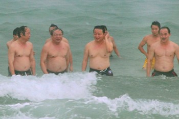 Bộ trưởng Trần Hồng Hà tắm biển miền Trung dưới mưa