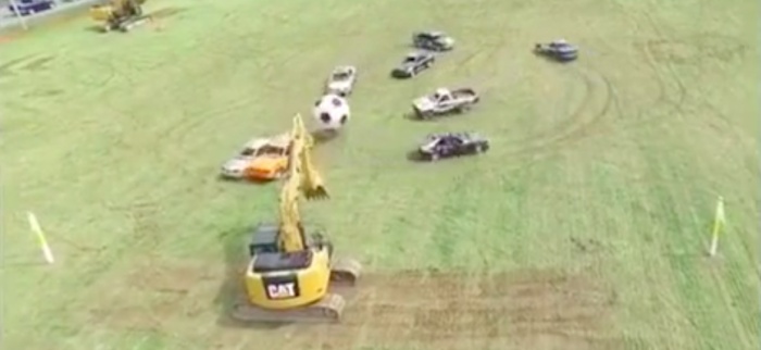 [VIDEO] Chán dùng chân, cầu thủ đá bóng bằng ôtô, máy xúc