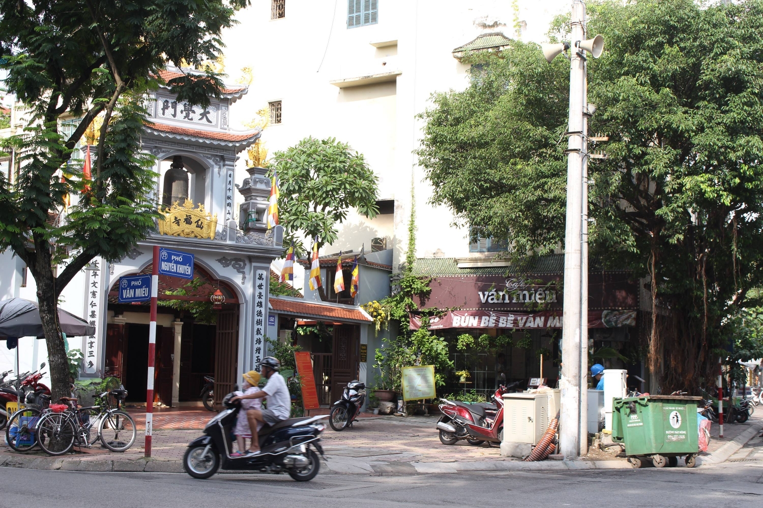 Hàng quán, bãi xe "bủa vây" chùa Bà Nành