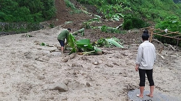 Sơn La: Quốc lộ 279 tê liệt vì mưa lớn kéo dài gây sạt lở đất, đá