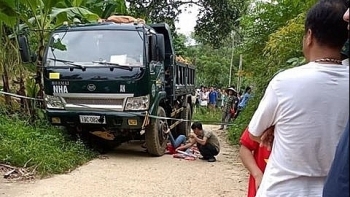 Phú Thọ: Va chạm với xe tải, bé gái lớp 6 tử vong trên đường đi tập trung về
