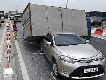 Hà Nội: Tai nạn liên hoàn trên cầu Thanh Trì, ô tô tải lật đè xe con