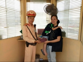 Hà Nội: CSGT trả lại ví cho người đánh rơi