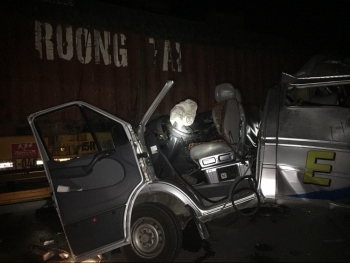 Hưng Yên: Xe container va chạm ô tô khách, nhiều người bị thương