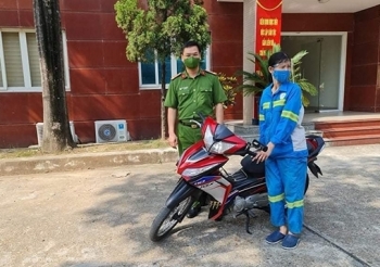 Công an quận Nam Từ Liêm tặng xe máy cho nữ lao công bị cướp