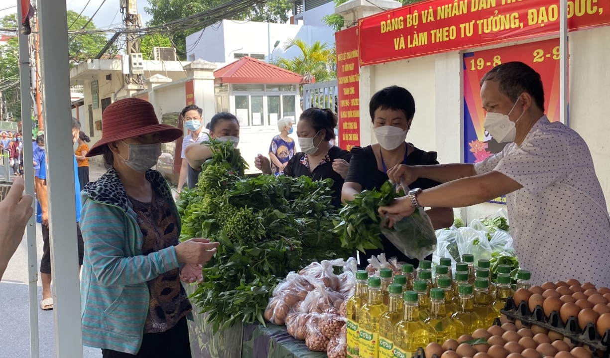 Hà Nội: “Gian hàng 0 đồng” cho người lao động khó khăn ở gầm cầu Long Biên