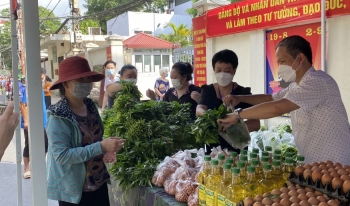Hà Nội: “Gian hàng 0 đồng” cho người lao động khó khăn ở gầm cầu Long Biên