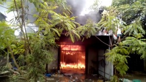 Phú Thọ: Ki ốt giày dép bốc cháy dữ dội