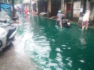Hà Nội: Kỳ lạ con phố ngập nước màu xanh sau trận mưa