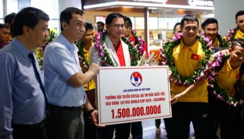 Vừa xuống sân bay, ĐT Futsal Việt Nam nhận 1,5 tỷ tiền thưởng