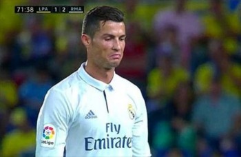 Nghi án Ronaldo chửi HLV Zidane sau khi bị thay ra