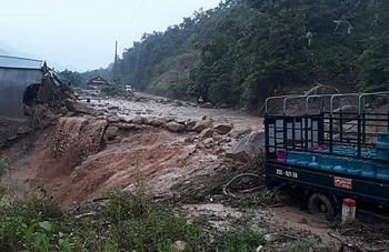 Cố vượt qua đường sạt lở, 2 người bị lũ cuốn trôi