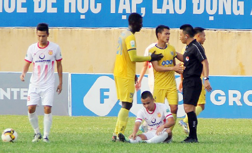 Trọng tài V-League bị đội bóng chỉ trích dù đúng luật