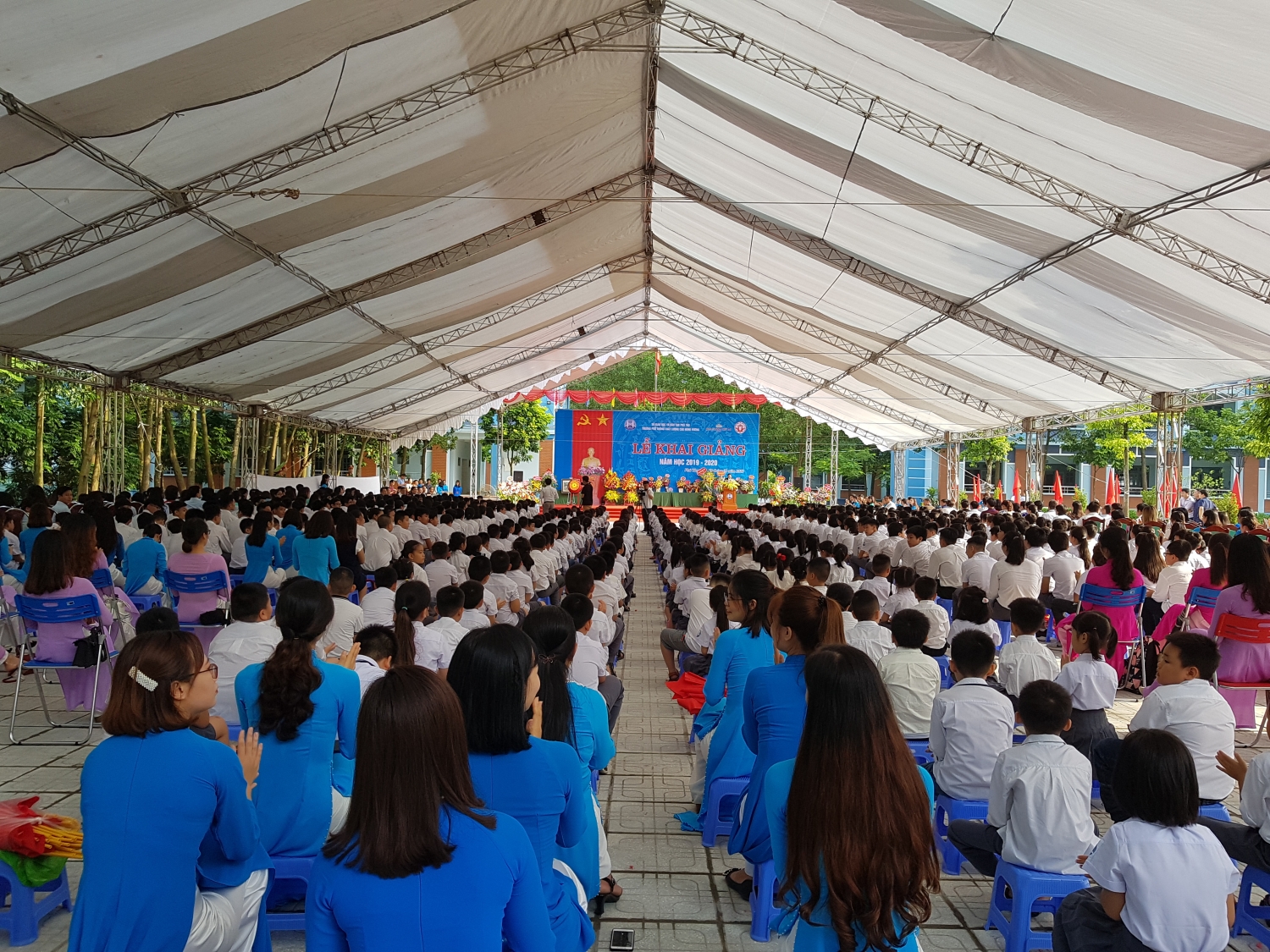 Trưởng ban Kinh tế TƯ Nguyễn Văn Bình dự lễ khai giảng năm học mới tại Phú Thọ