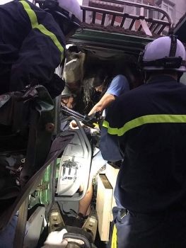 Hà Nội: Cảnh sát phá cabin cứu tài xế mắc kẹt sau tai nạn liên hoàn