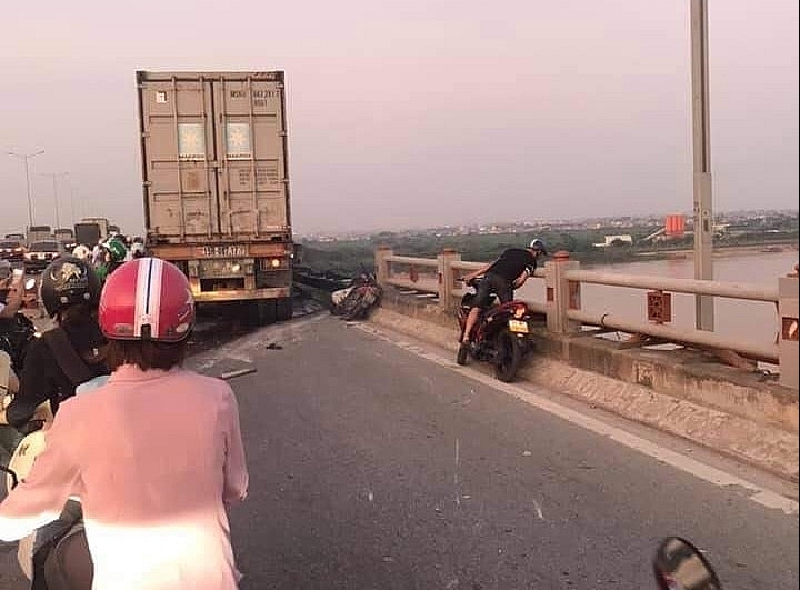 Hà Nội: Xe container mất lái trên cầu Thanh Trì đẩy xe máy xuống sông