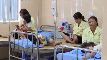 Phú Thọ: Đã có hơn 30 trẻ mầm non nghi bị ngộ độc ra viện