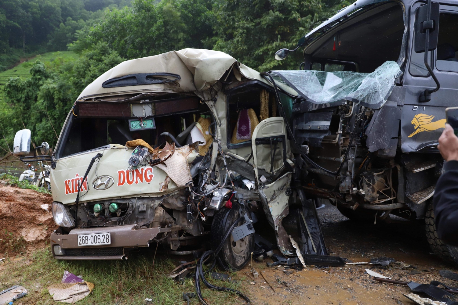Phú Thọ: Xe tải va chạm xe khách, nhiều người bị thương