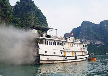 Quảng Ninh: Cháy tàu du lịch trên vịnh Hạ Long