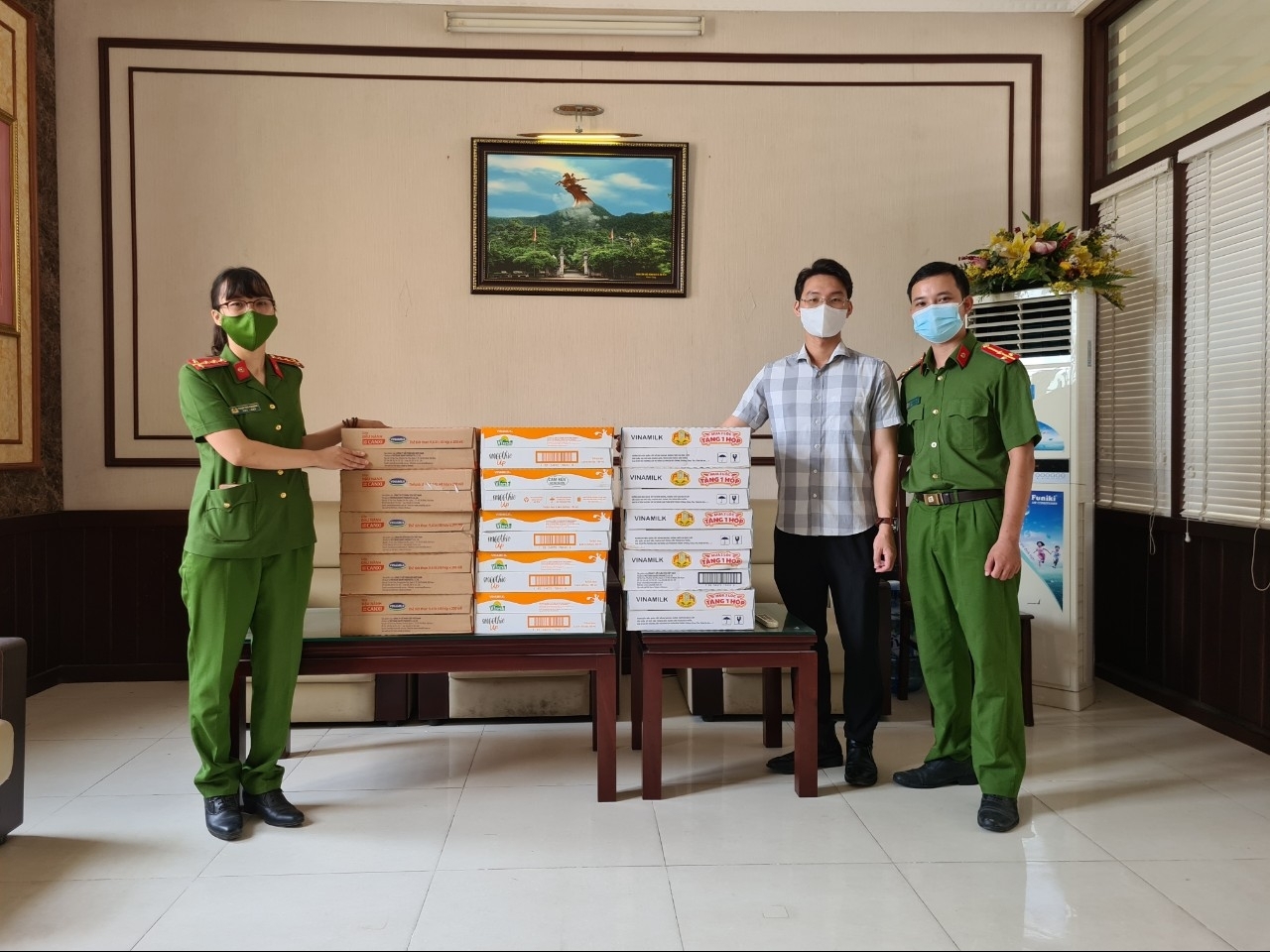 Tạp chí Năng lượng Mới cùng Vinamilk trao quà hỗ trợ Công an quận Thanh Xuân, UBND phường Dịch Vọng Hậu