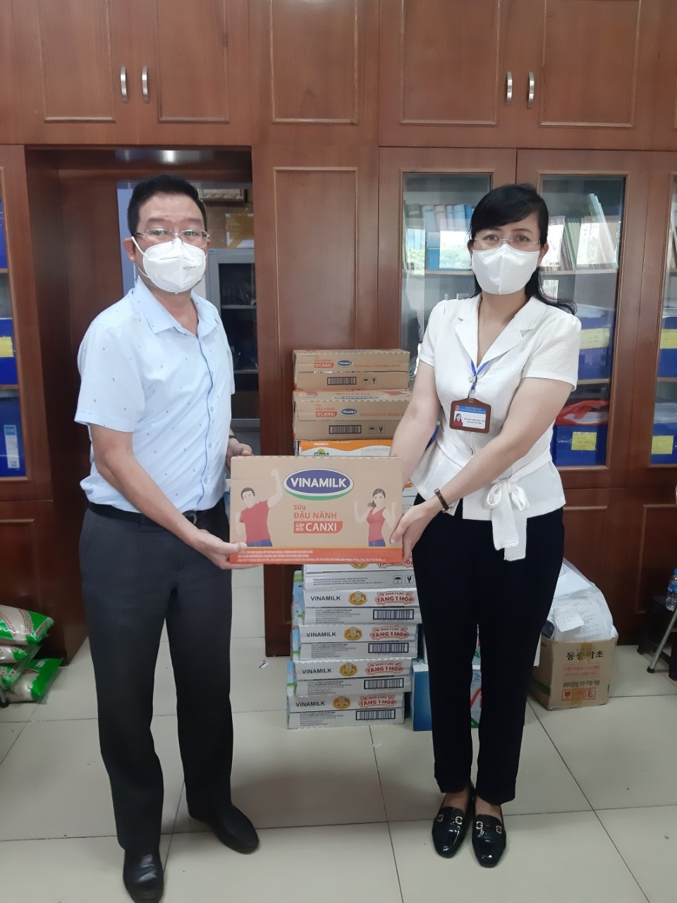 Tạp chí Năng lượng Mới cùng Vinamilk trao quà hỗ trợ Công an quận Thanh Xuân, UBND phường Dịch Vọng Hậu
