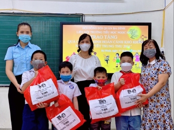 Hà Nội: 700 bánh Trung thu yêu thương tặng thiếu nhi khó khăn quận Ba Đình
