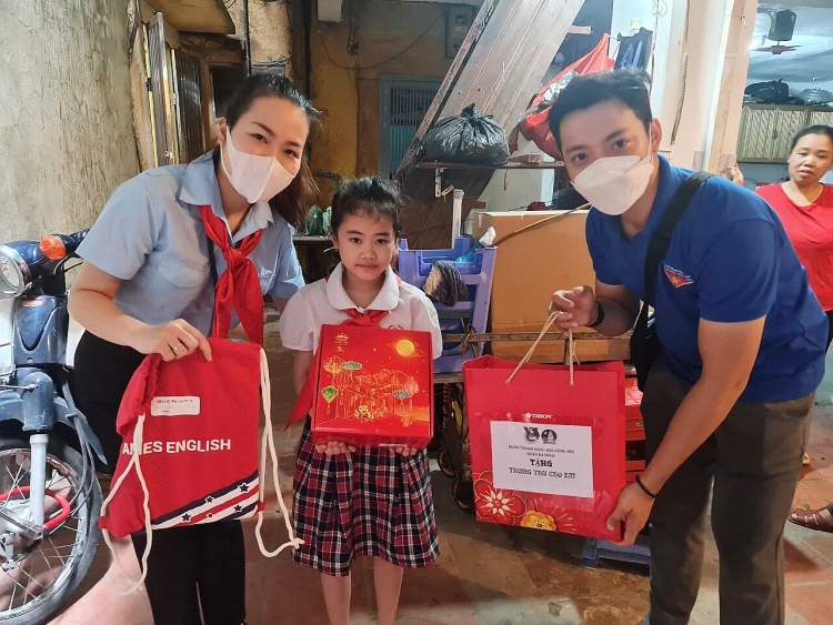 Hà Nội: 700 bánh Trung thu yêu thương tặng thiếu nhi khó khăn quận Ba Đình