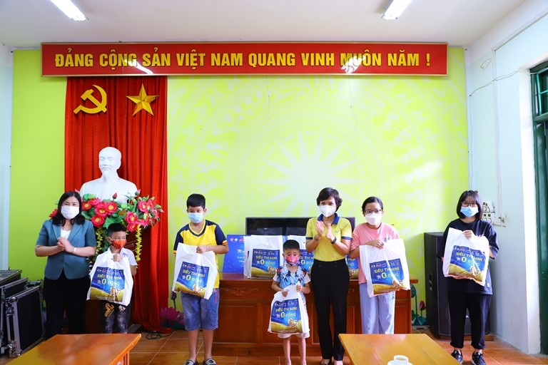 Hà Nội: 200 suất quà từ “Siêu thị mini 0 đồng” đến với những hoàn cảnh khó khăn tại huyện Thạch Thất