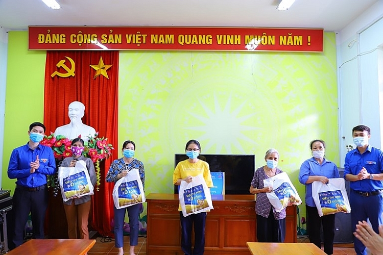 Đồng chí Nguyễn Mạnh Linh- Trưởng Ban Thanh niên trường học Thành đoàn Hà Nội và đồng chí Nguyễn Hữu Hải- Bí thư Huyện đoàn trao quà cho các hộ gia đình