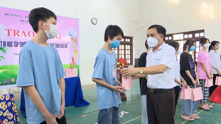 Hà Nội: Trao tặng thiết bị học trực tuyến tại huyện Thường Tín